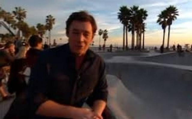 Δημοσιογράφος δέχτηκε ένα... πατίνι στο κεφάλι (video)