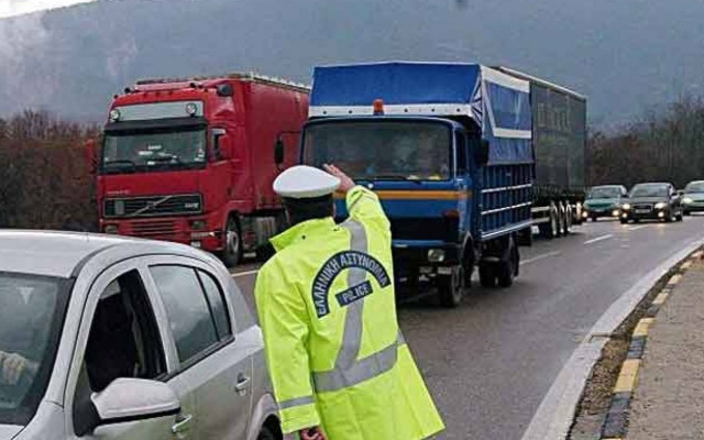 Τροχαίο με φορτηγό στον Περιφερειακό του Αιγάλεω