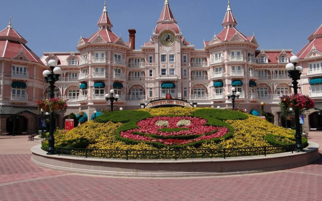 Η Disneyland προετοιμάζεται για τα Χριστούγεννα