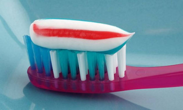 Λερώθηκα με οδοντόκρεμα! Πώς φεύγει ο λεκές;