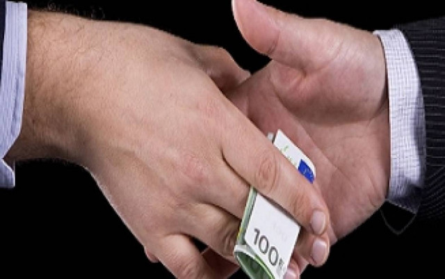 Κωδικοί, μεσάζοντες και... βρώμικες δουλειές