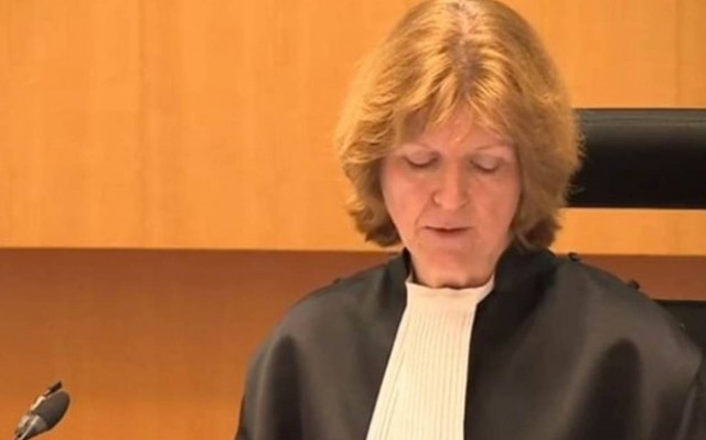 Πατέρας έριξε καρέκλα σε δικαστή (video)