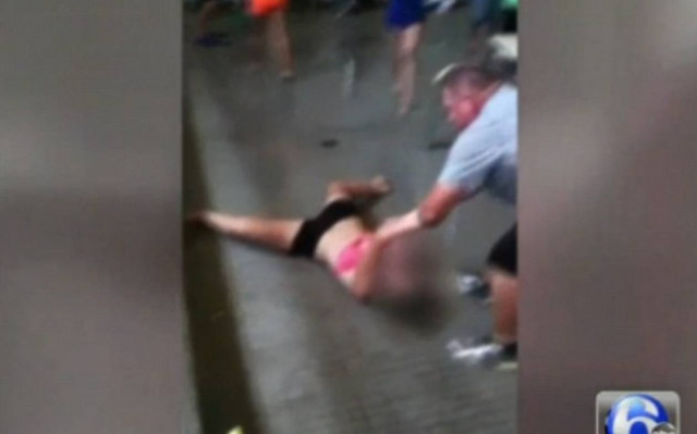 Δάσκαλος κολύμβησης σέρνει από τα μαλλιά μαθήτρια (video)