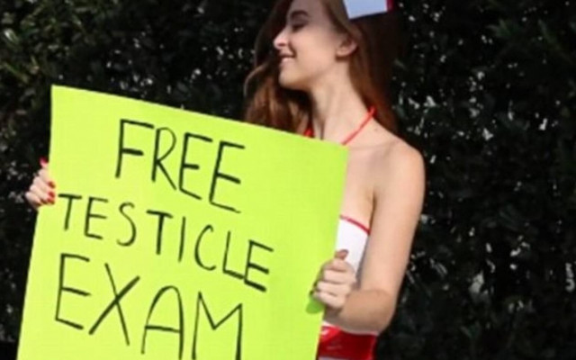 Σέξι νοσοκόμα προσφέρει δωρεάν εξέταση όρχεων!