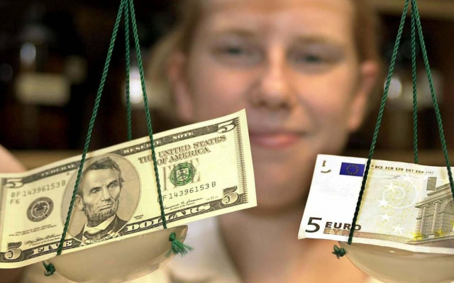 Στα 1,2410 δολ. η ενδεικτική ισοτιμία ευρώ - δολαρίου