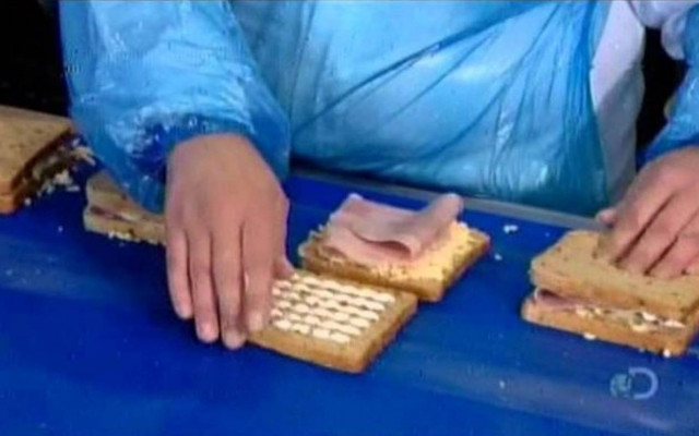 Πώς φτιάχνονται τα συσκευασμένα σάντουιτς (Video)