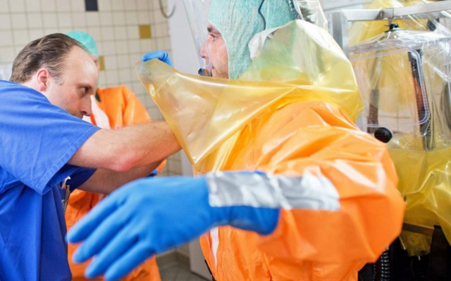 Έμπολα: Στη Ρώμη ο γιατρός που προσβλήθηκε από τον ιό