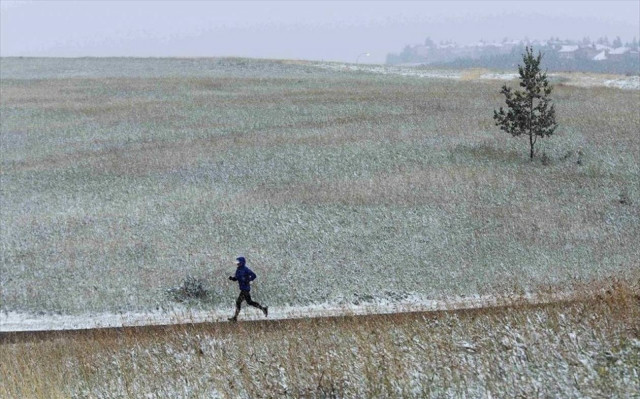 Καιρός με τσουχτερό κρύο, βροχές και χιονοπτώσεις στα ορεινά