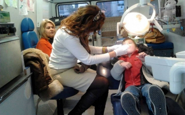 Οδοντιατρικοί έλεγχοι σε μαθητές δημοτικών σχολείων