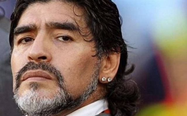 Ο Μαραντόνα και το... χέρι στη σύντροφό του (photos)