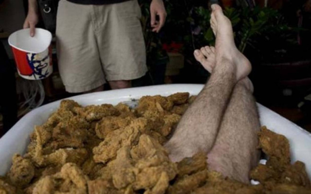 Πέντε άνθρωποι που κάνουν μπάνιο σε παράξενα πράγματα (pics)