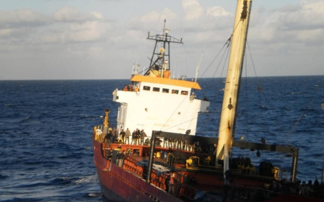 Ένοπλοι στο πλοίο με τους μετανάστες