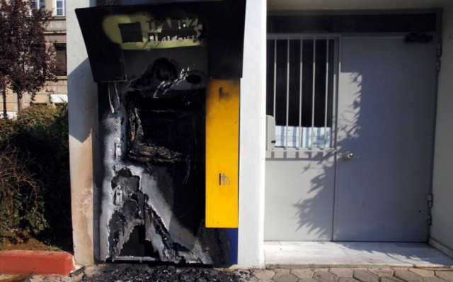 Μπαράζ εμπρησμών σε ΑΤΜ τη νύχτα