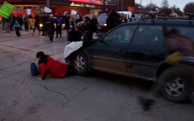 Φέργκιουσον: Σοκαριστικό βίντεο - Οδηγός πατάει διαδηλωτές