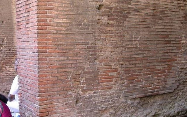 Πρόστιμο 20.000 ευρώ επειδή έκανε γκράφιτι στο Κολοσσαίο