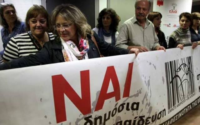 Στο γραφείο του Λοβέρδου οι απολυμένοι εκπαιδευτικοί