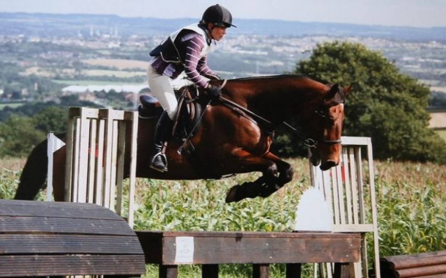 Έκανε ευθανασία στο άλογό της και αυτοκτόνησε (pics)