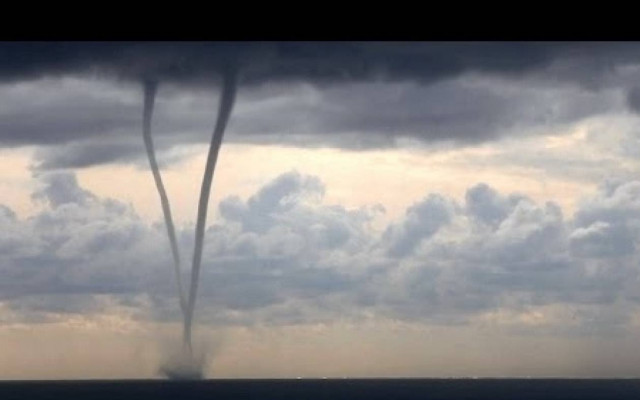 Ιταλία: Υδροστρόβιλοι «χορεύουν» στη θάλασσα της Λιγουρίας!