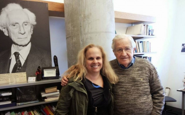 Μια Κεφαλονίτισσα συναντάει τον Νόαμ Τσόμσκι