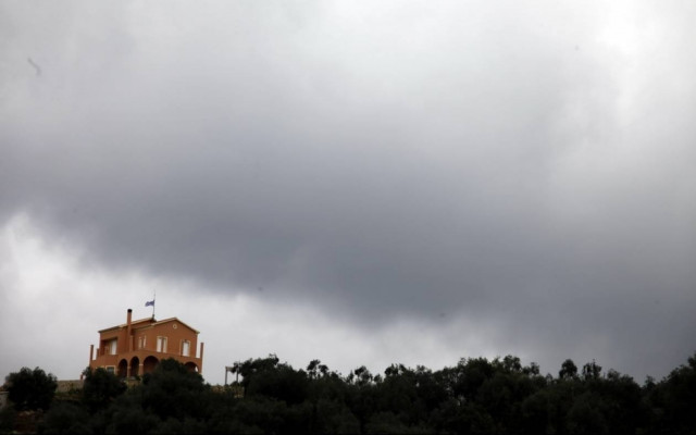 Άστατος παραμένει ο καιρός – Ανεβαίνει η θερμοκρασία