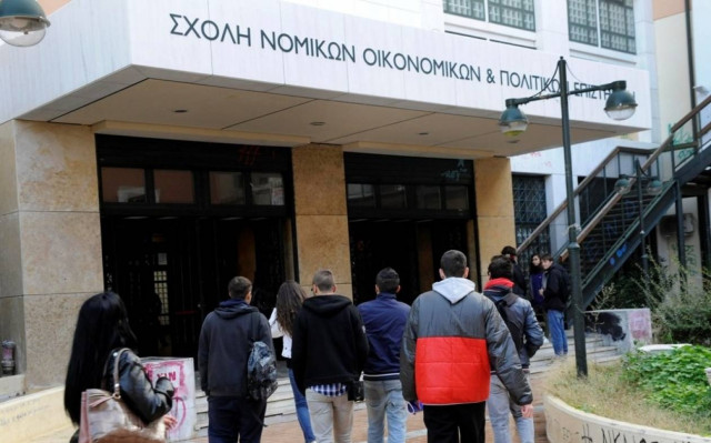 «Καμπανάκι» για το εξάμηνο στη Νομική Αθήνας