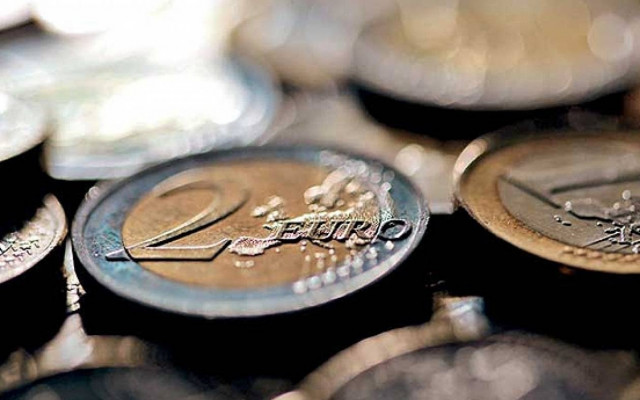 Υποχωρεί το ευρώ