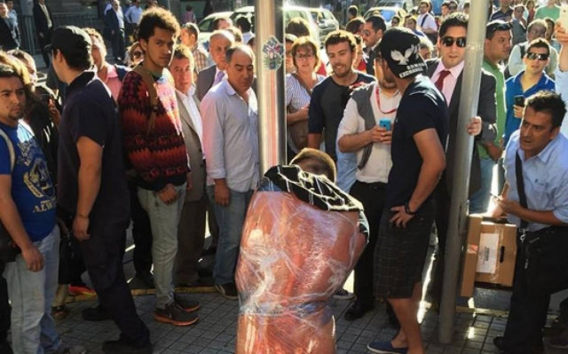 Χιλή: Έγδυσαν και έδεσαν το ληστή ενός συνταξιούχου (pics)