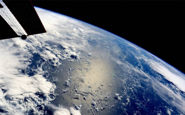 Τι βλέπει η Ιταλίδα αστροναύτης μετά το δείπνο της;