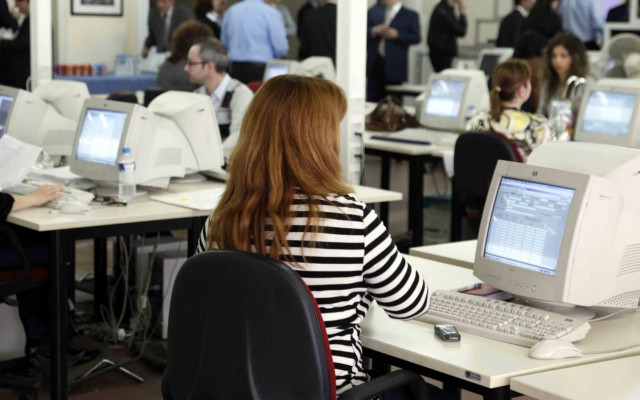 Νέες μειώσεις μισθών στο Δημόσιο κατ΄ εντολήν της τρόικας