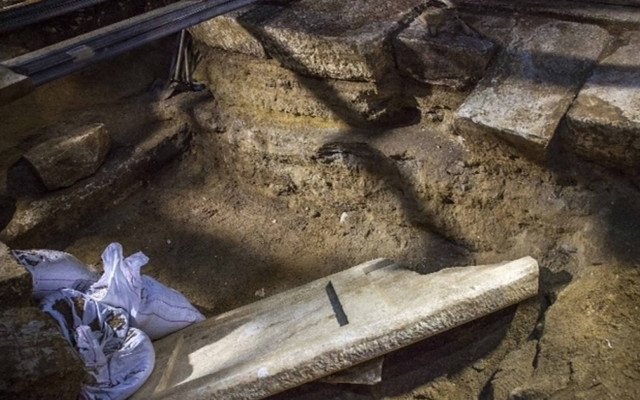 Στα δύσκολα ανασύρουν τον νεκρό της Αμφίπολης