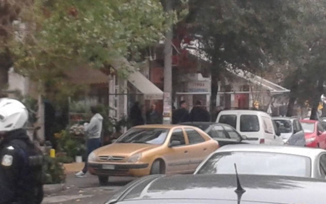 Ένοπλος πυροβόλησε γυναίκα στο πρόσωπο και «ταμπουρώθηκε»...