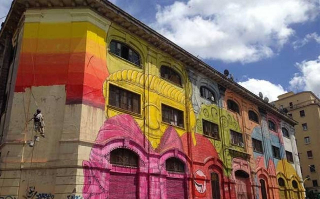 Ανθρώπινα πρόσωπα… ζωντανεύουν ένα κτίριο στη Ρώμη