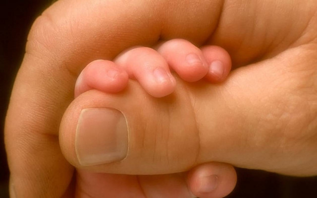 Χειροπέδες σε πέντε άτομα για αγοραπωλησία βρέφους