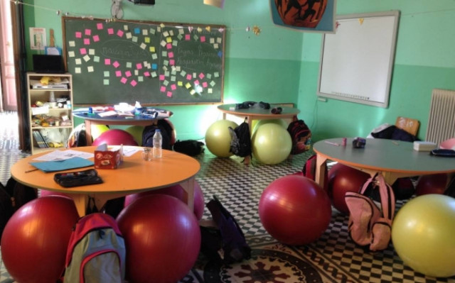 Το πρώτο δημόσιο σχολείο που πέταξε τις καρέκλες...