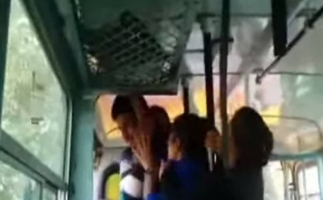 Ινδές αδελφές ξυλοκόπησαν τους υποψήφιους βιαστές τους (vid)