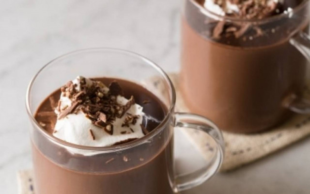Η τέλεια συνταγή για σοκολατένιο χριστουγεννιάτικο ρόφημα!