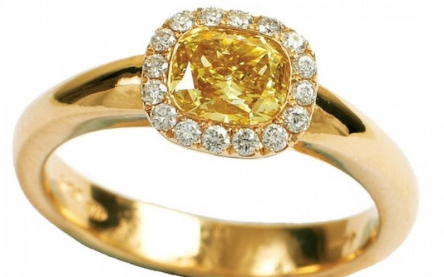 Έβγαλε το δαχτυλίδι με... οδοντικό νήμα (vid)