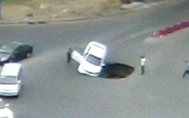 Κίνα: Τρύπα «κατάπιε» αυτοκίνητο (video)