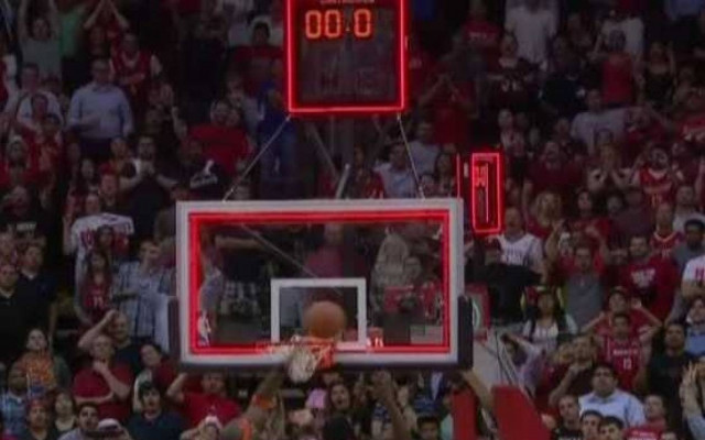 NCAA: Ηρωικό buzzer beater πίσω από το κέντρο! (video)