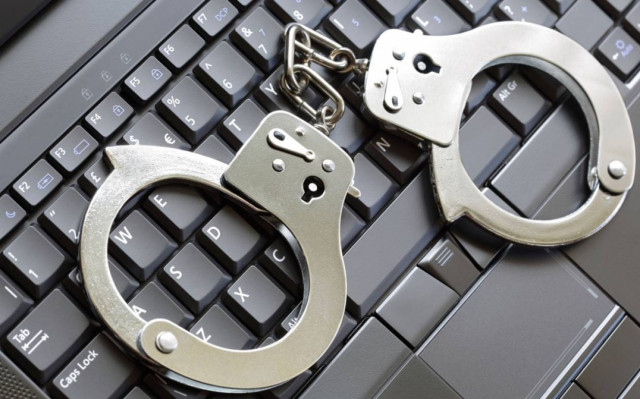 Συνελήφθη καθηγητής με υλικό παιδικής πορνογραφίας