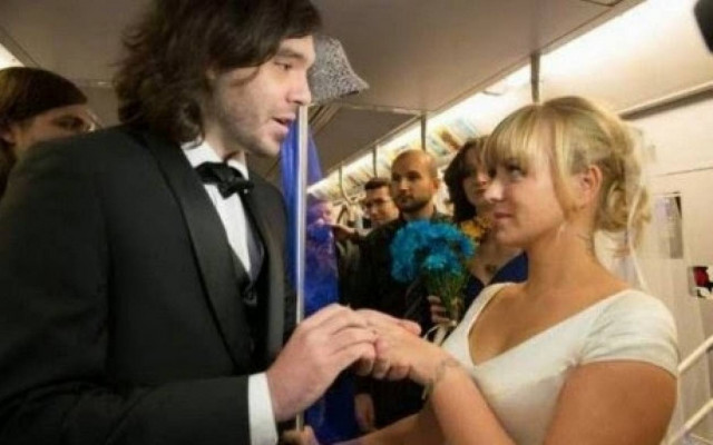 Ελληνοαμερικάνος παντρεύτηκε την αγαπημένη του στο τρένo