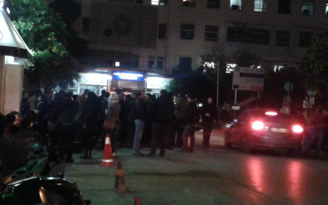 Συγκέντρωση συμπαράστασης σε Μιχαηλίδη έξω από το Τζάνειο