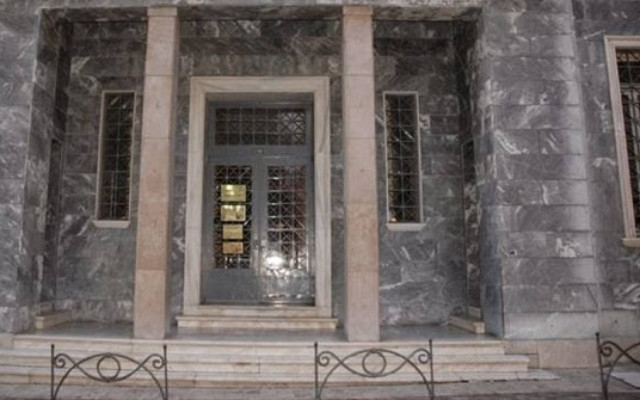 Τα μισά επιμελητήρια θα βάλουν λουκέτο