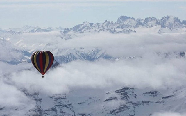 Bόλτα με αερόστατο πάνω από το Έβερεστ!