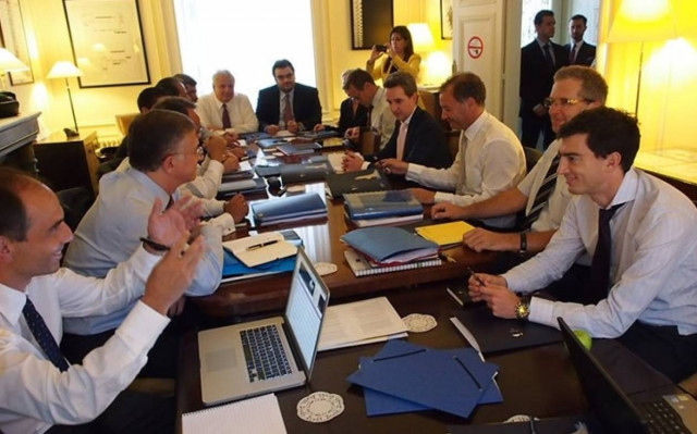 Handelsblatt: «Τελεσίγραφο» από τρόικα στην Ελλάδα