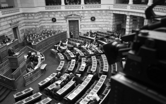 Βουλή: Τοποθετήσεις βουλευτών για τις αξιώσεις της τρόικας