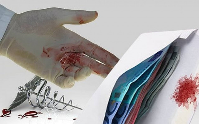 Guardian: «Φακελάκια» πρωταγωνιστούν στην Ελλάδα της κρίσης