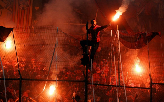 Σκληρή επίθεση οπαδών σε γυναίκα μπροστά στο παιδί της (Pic)