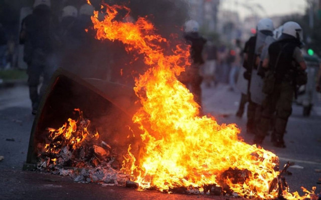 Επεισόδια έξω από τα γραφεία της Χρυσής Αυγής στην Καλαμάτα