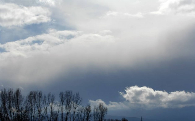 Καιρός: Συννεφιασμένη Κυριακή… με βροχές και καταιγίδες